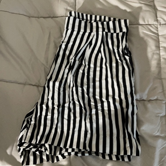 H&M Pants - Size 14: Black and White Stripped Shorts